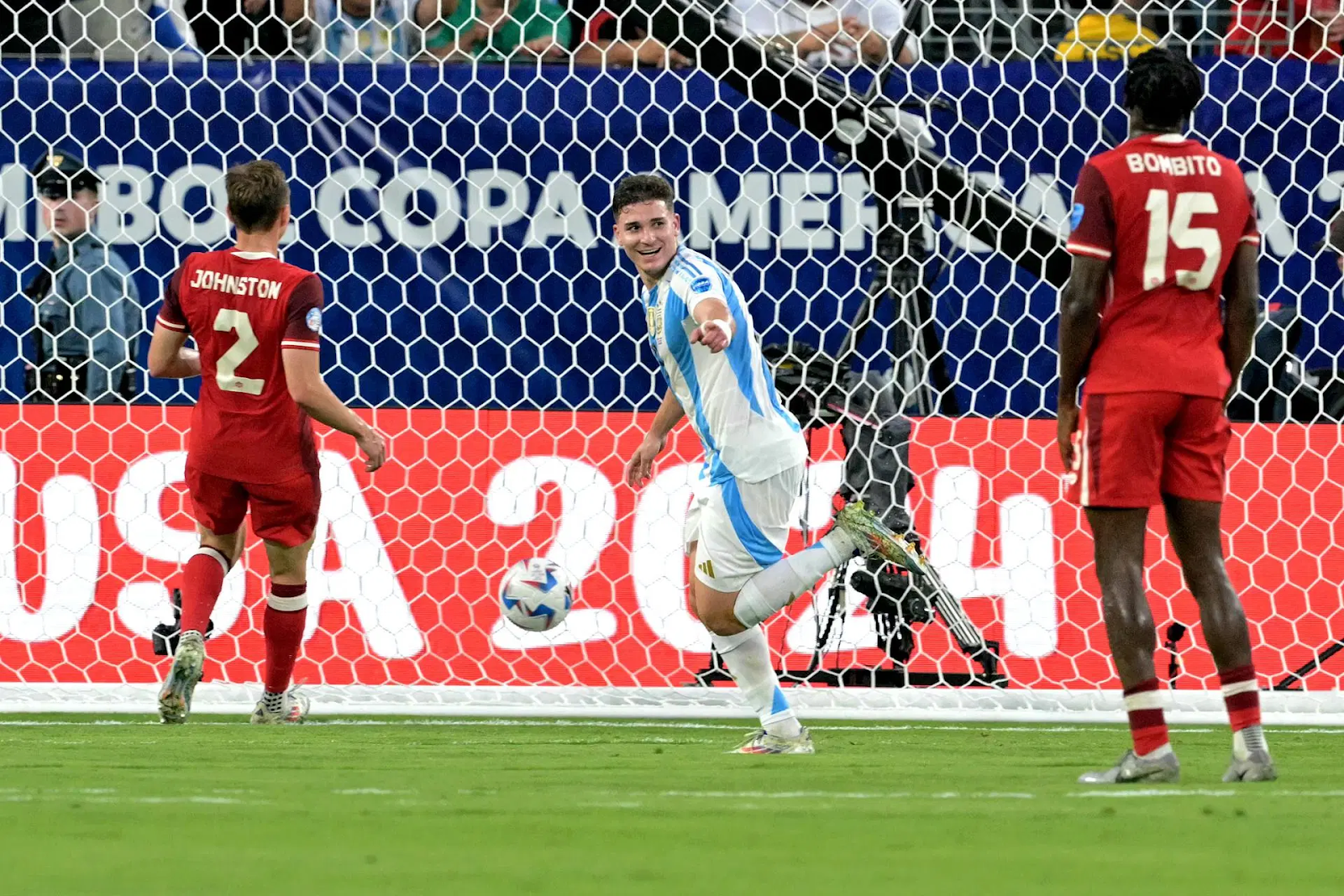 Celebración de gol de Julián Álvarez.

