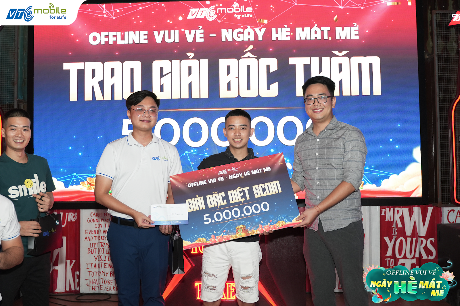 Hình ảnh hai game thủ may mắn nhận được giải thưởng đặc biệt từ minigame Bốc Thăm Trúng Thưởng.