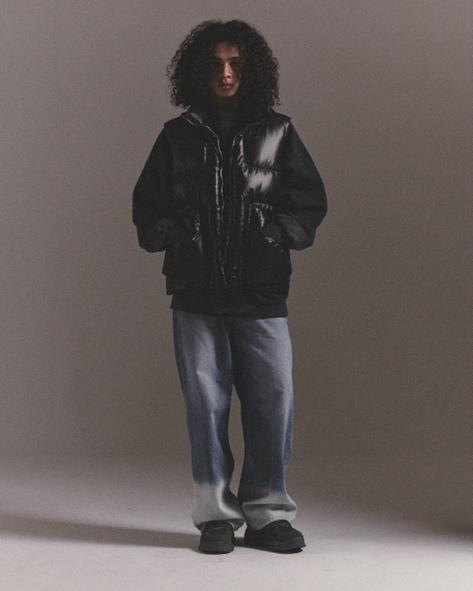 壁の前にいる男性

低い精度で自動的に生成された説明