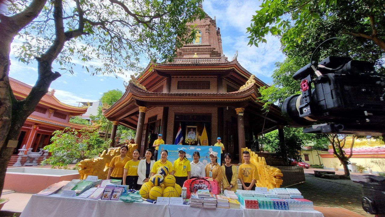 Thầy cô và sinh viên Khoa Đông phương học tham gia chương trình thiện nguyện và đón nhận sách tặng học tiếng Thái từ Đại sứ quán Vương quốc Thái Lan tại Hà Nội