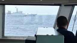 中国海警船在菲律宾近海的第二托马斯海滩（仁爱礁）海域阻拦菲律宾海岸警卫队巡逻船。（资料照， 2023年10月4日）