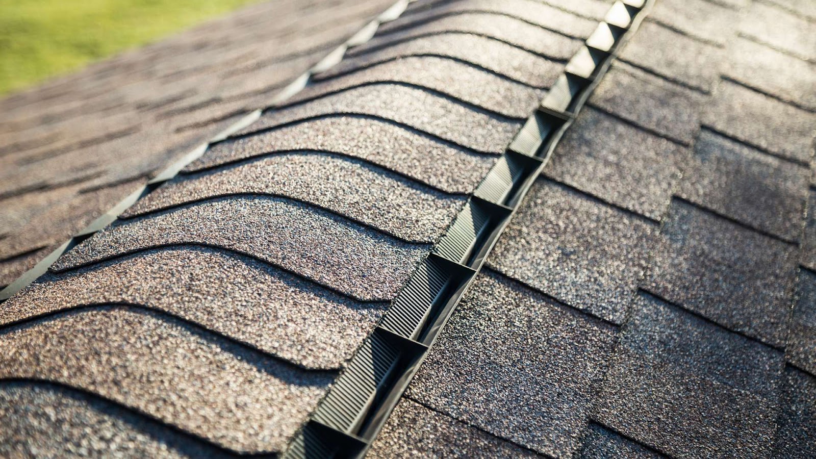 Types of Ridge Vents, Ridge Vents Without a Baffle, Ridge Vents With a Baffle