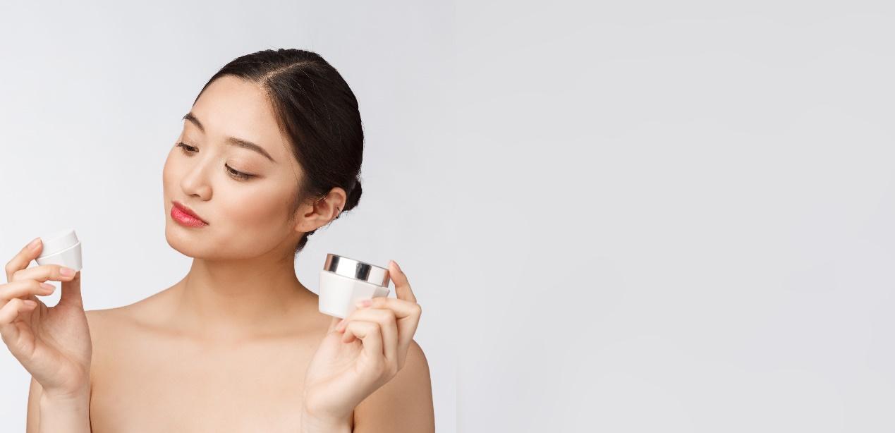 A person holding a small white container

Description automatically generated