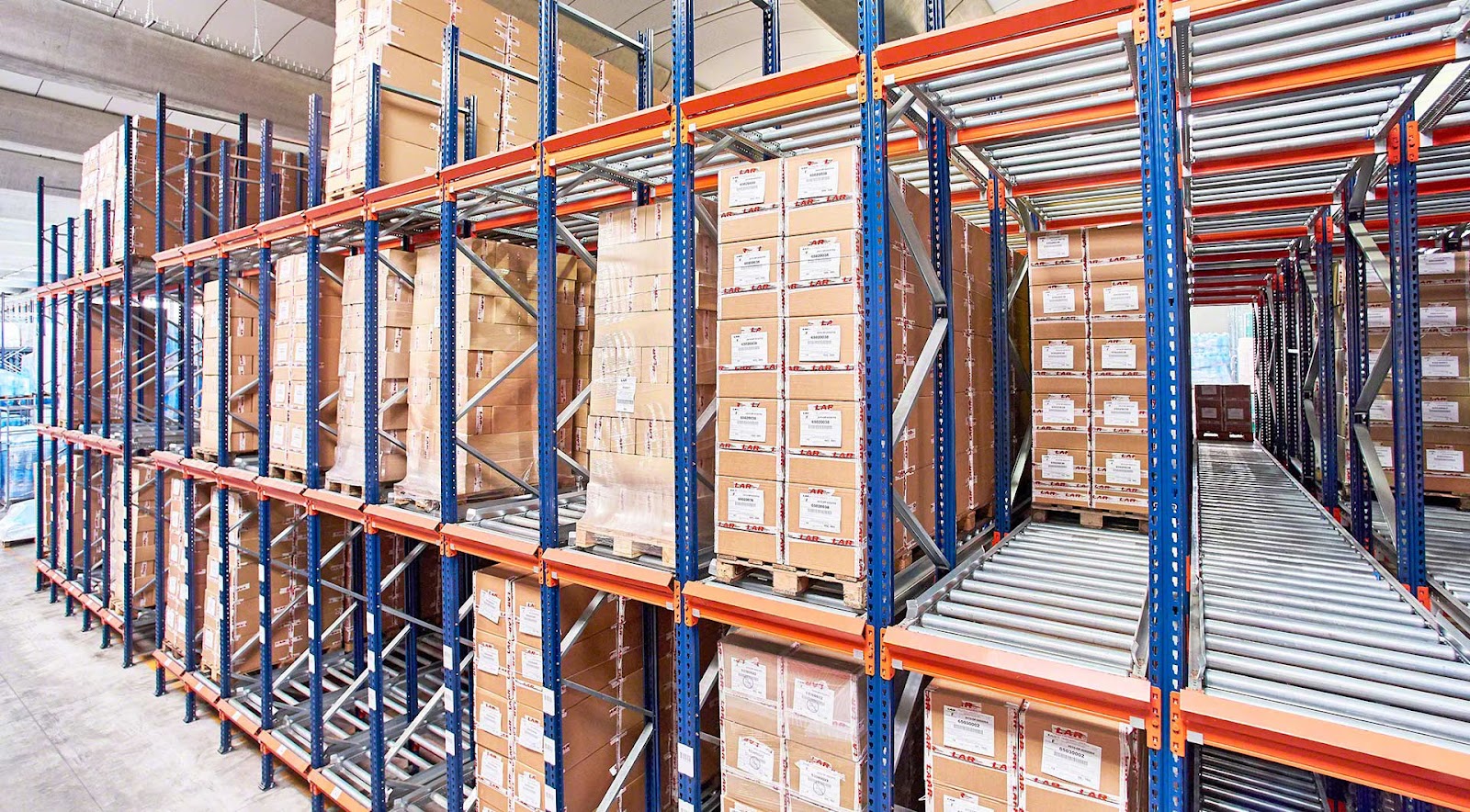 Industrial pallet flow racking system in warehouse