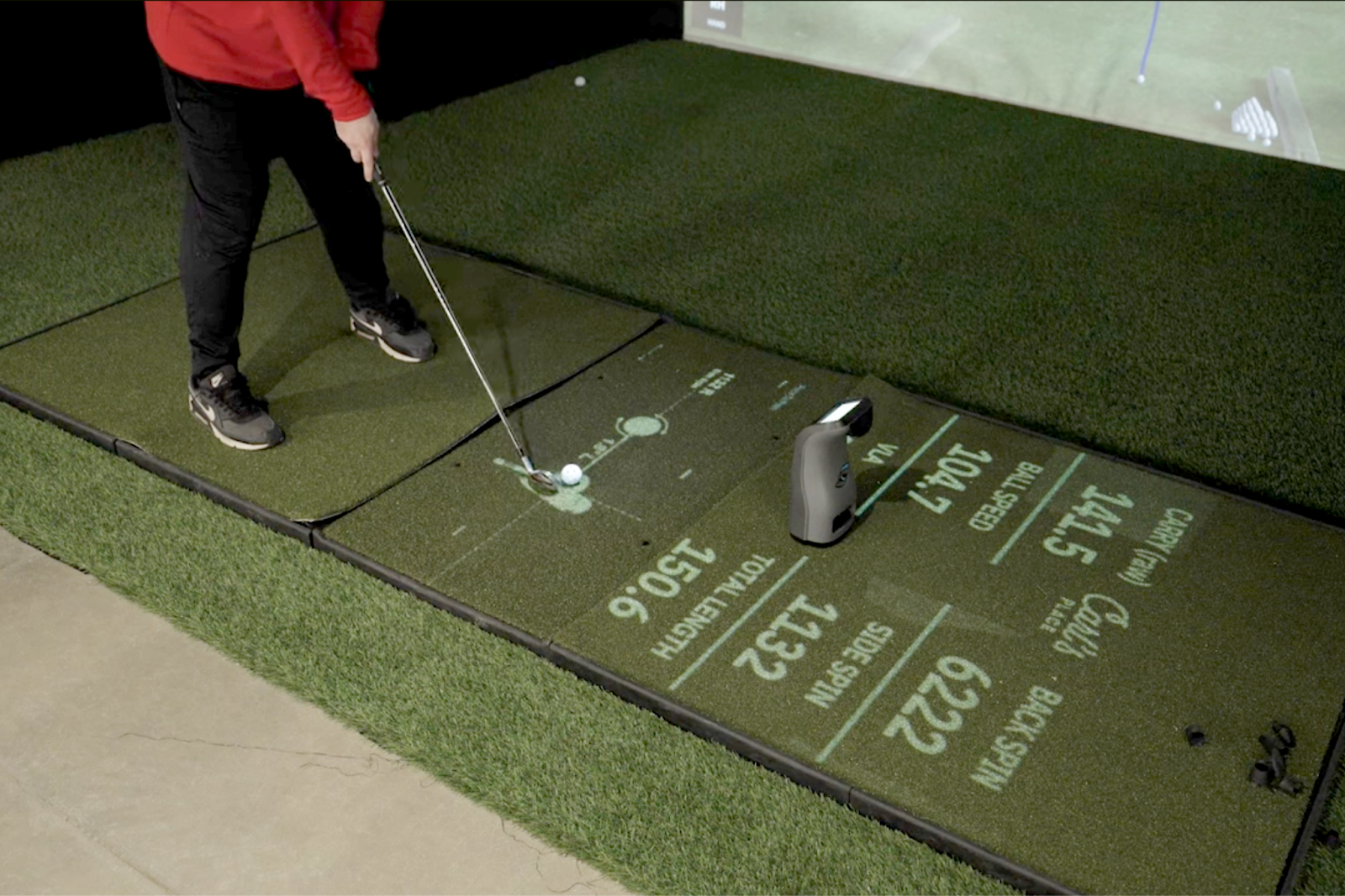Golf simulator floor projection