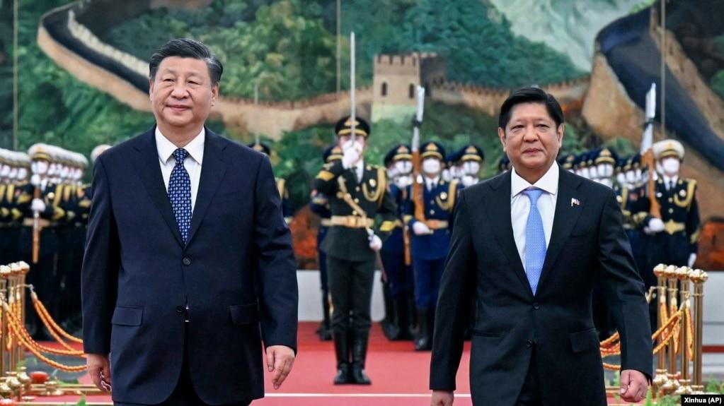 资料照：中国领导人习近平在北京人大会堂欢迎到访的菲律宾总统小马科斯。（2023年1月4日）