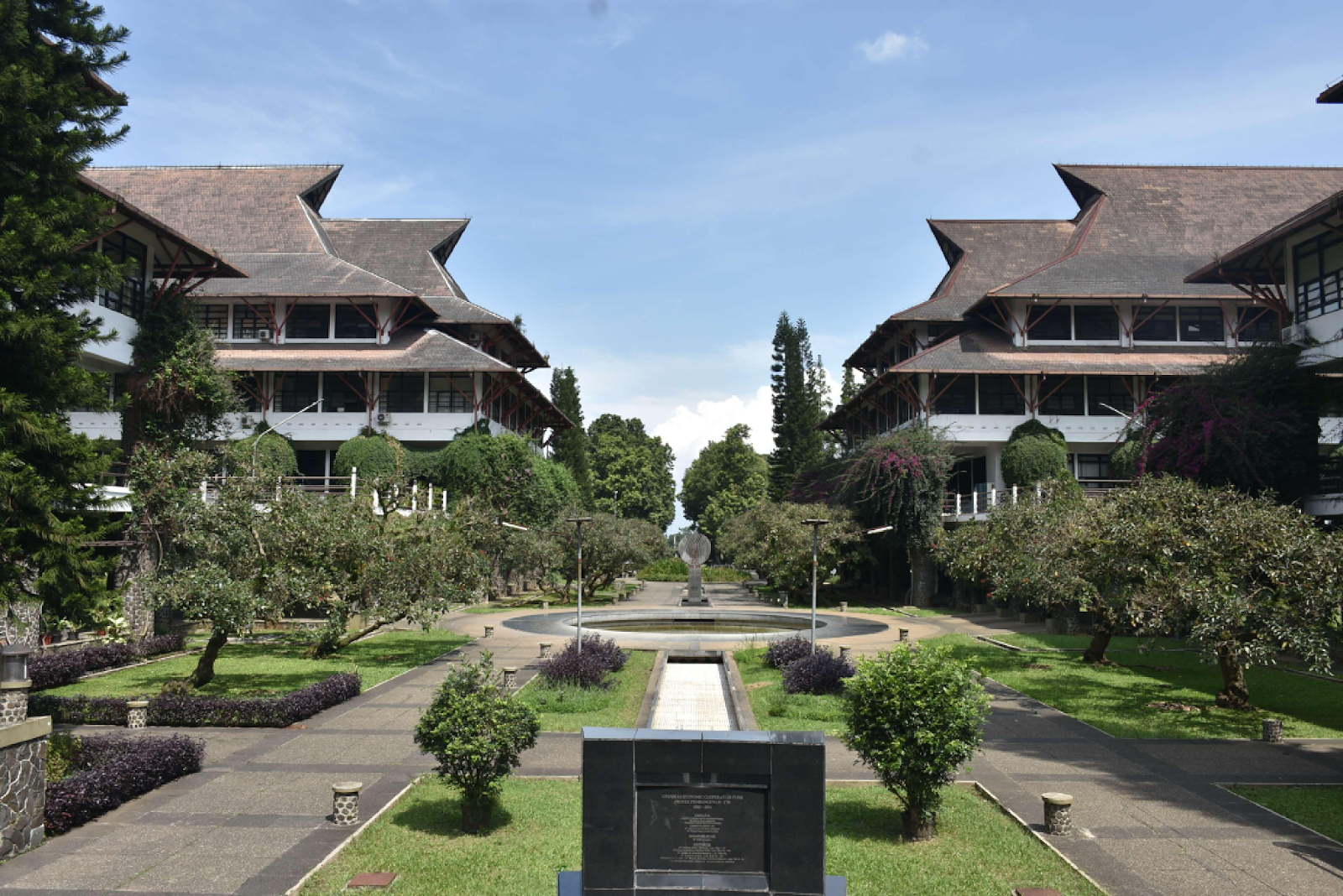 universitas tertua di indonesia Institut Teknologi Bandung (ITB)