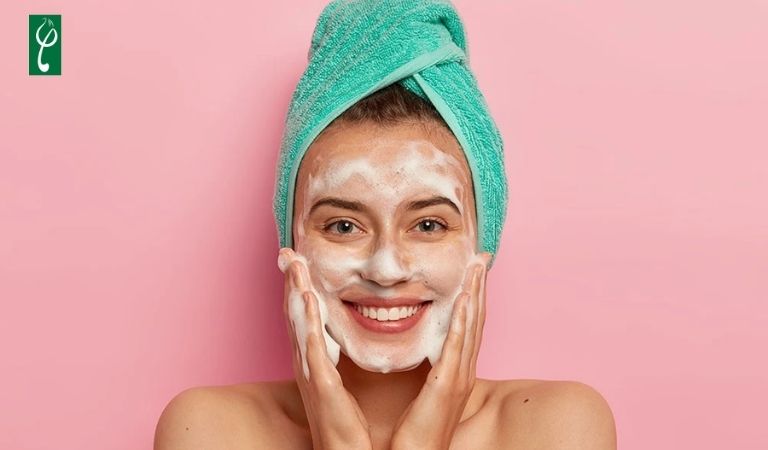 Rửa mặt quá nhiều lần trong ngày dễ khiến da nổi mụn