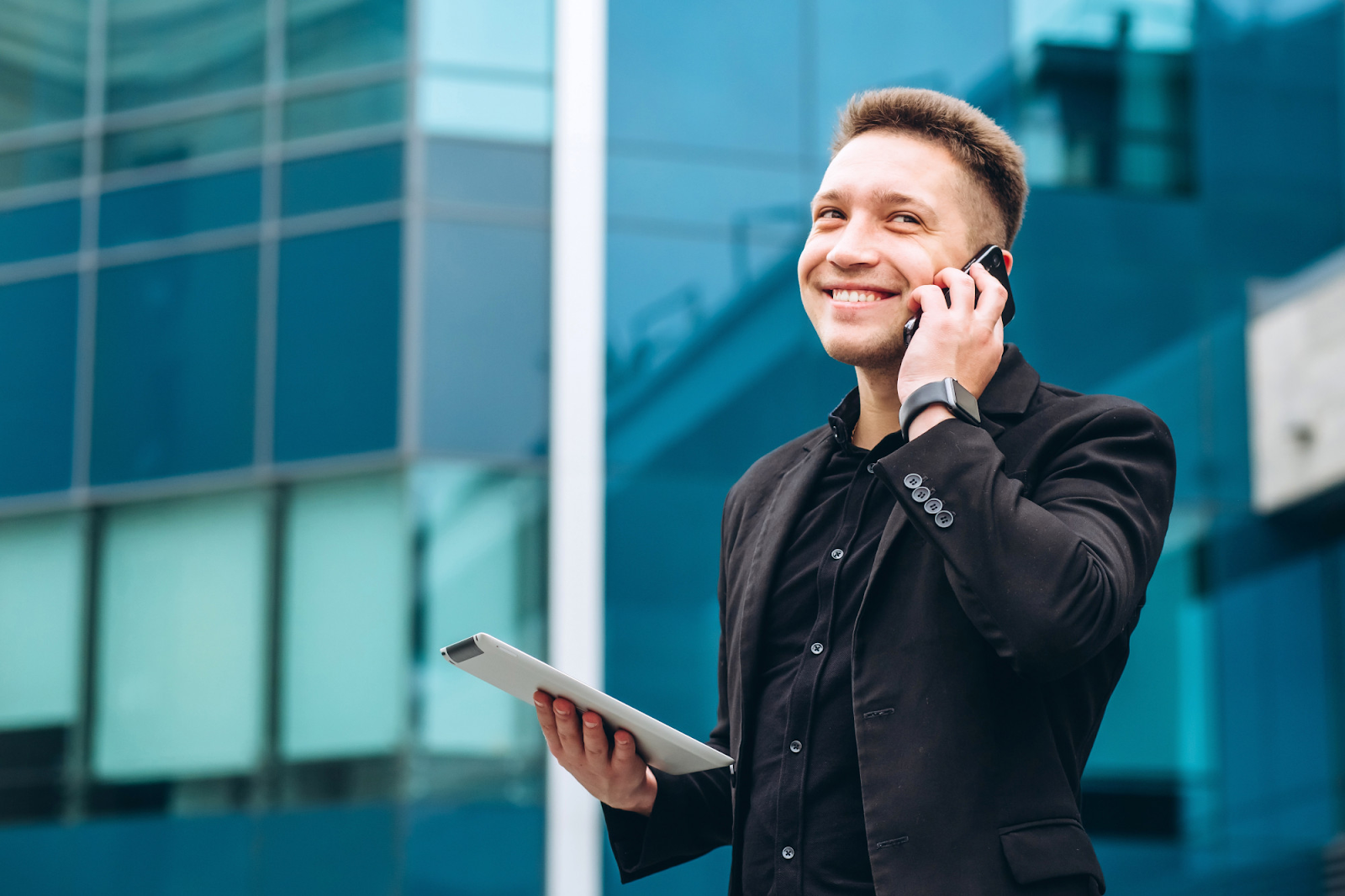 homem sendo impactado por uma estratégia de account-based marketing