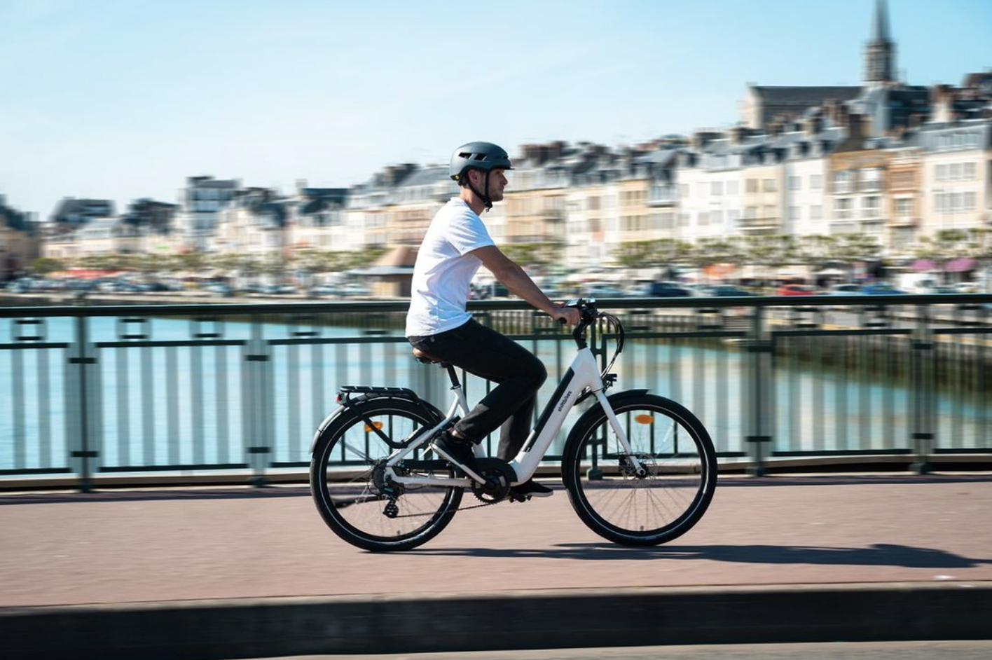 Homme qui a loué un vélo électrique pour se rendre au château de Versailles