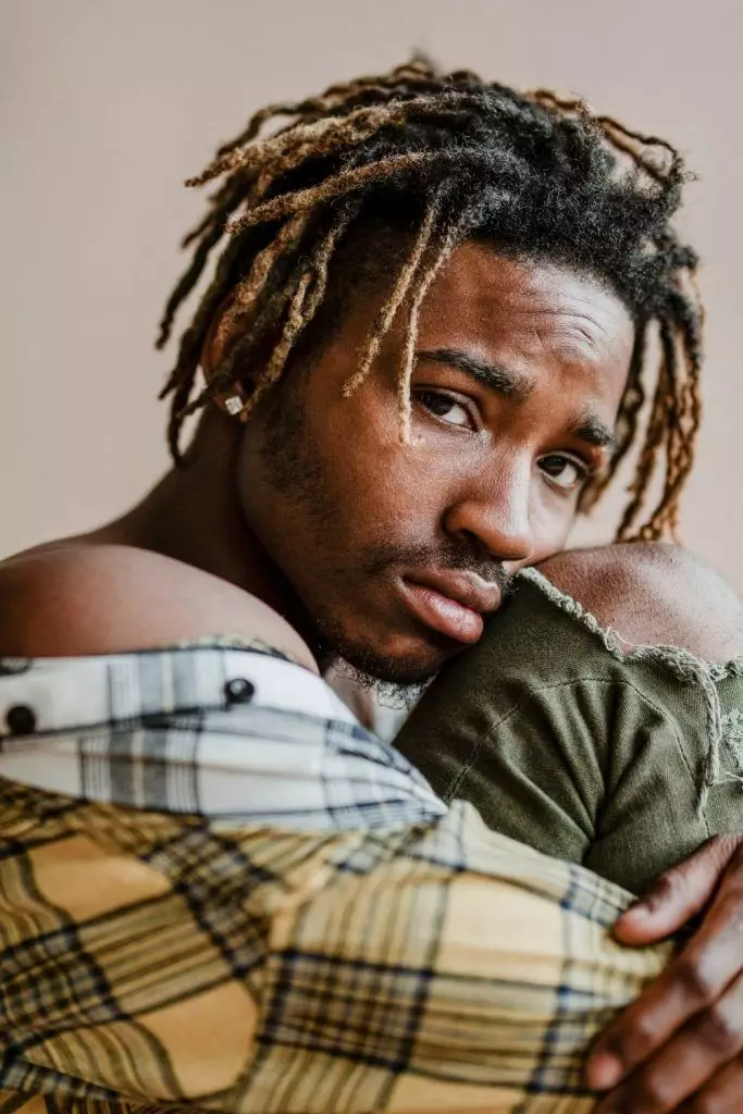 Picture of a man wearing the dreads style