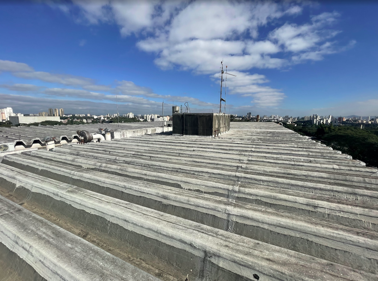 Cidade vista de cima de uma superfície de madeira

Descrição gerada automaticamente com confiança média