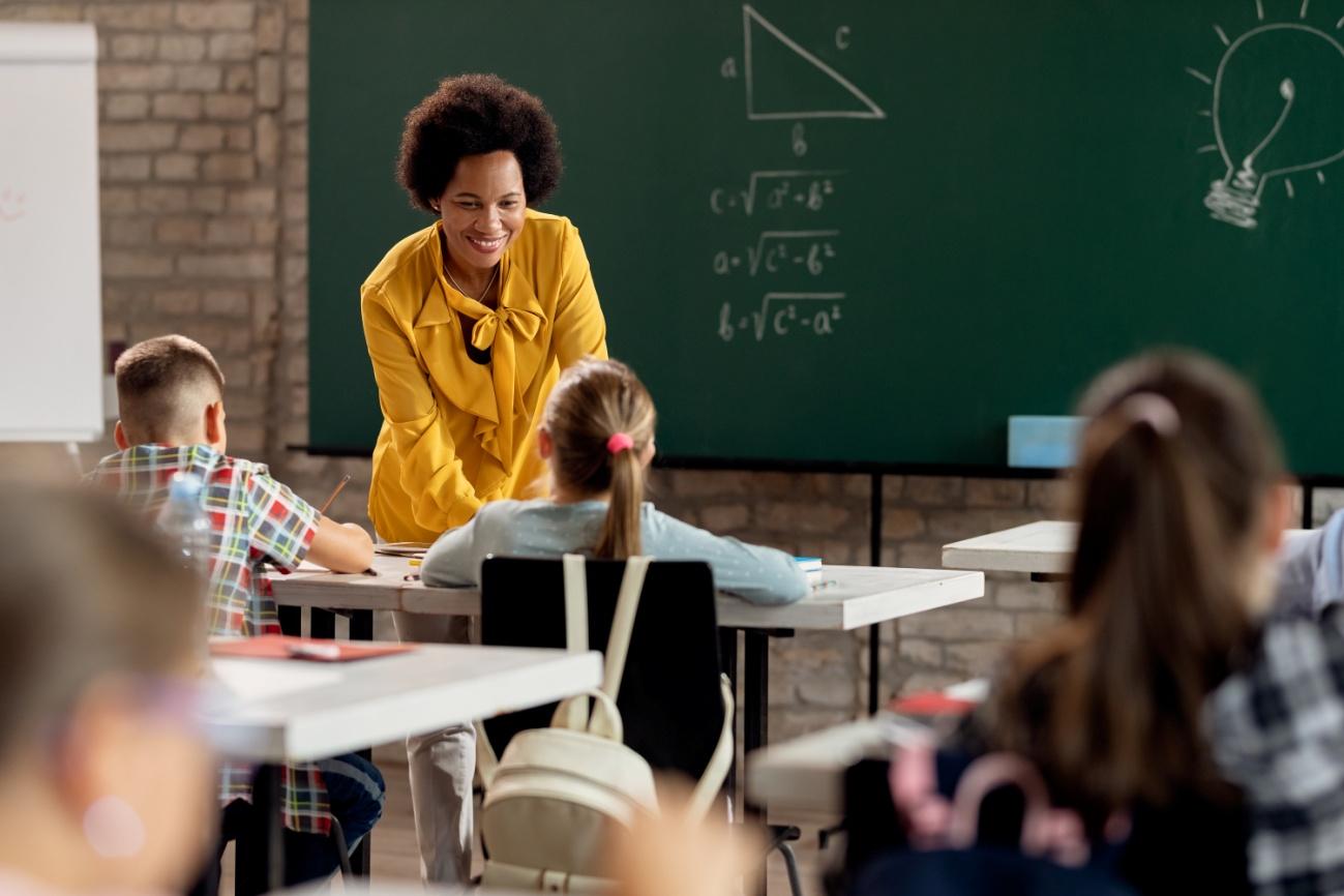 Professora humana em contato com seus alunos.