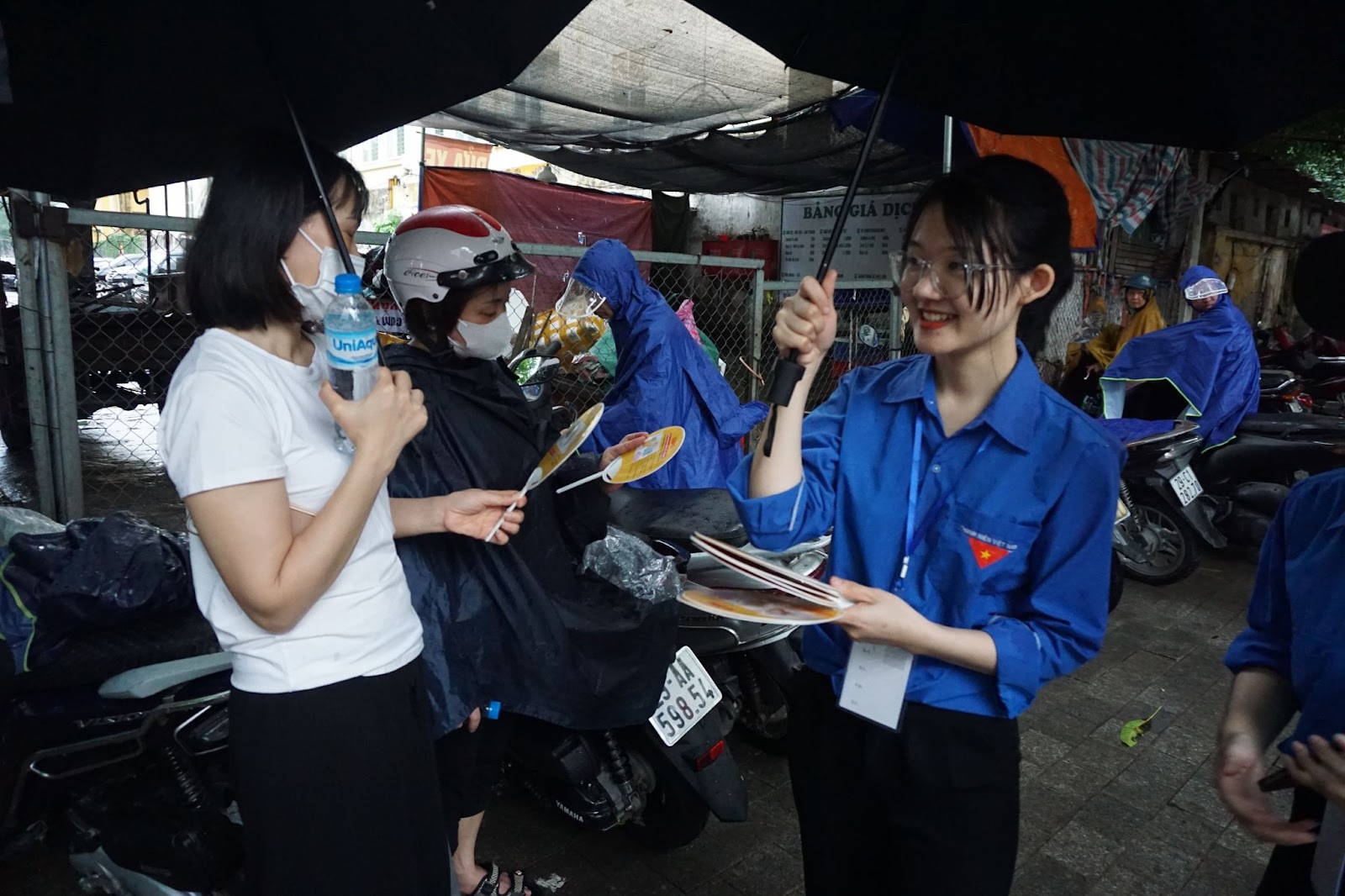 Những khoảnh khắc ấn tượng sau 2 ngày diễn ra kỳ thi vào lớp 10 tại Hà Nội - Ảnh 15.