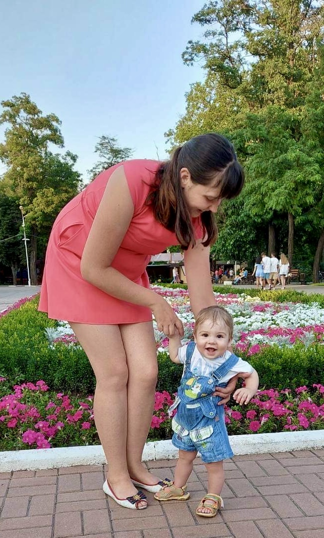 &#8220;Гробова тиша — це коли ти не чуєш своїх дітей&#8221;: історія Ірини Азарової, яка втратила в Маріуполі старшого сина і невістку