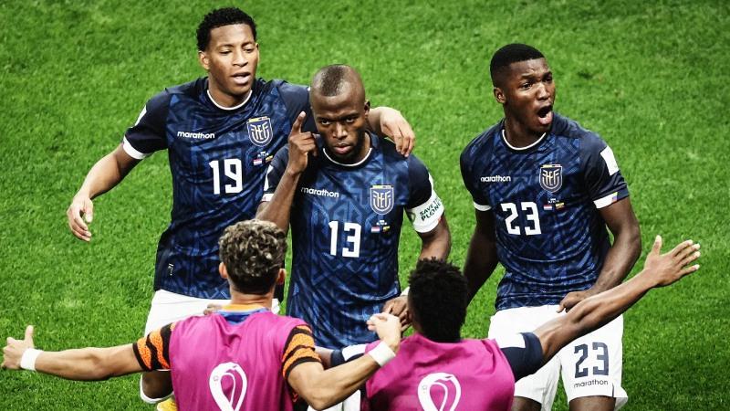 A group of men in football uniforms

Description automatically generated