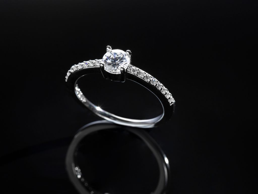 Khám phá vẻ đẹp tinh tế của mẫu nhẫn kim cương đơn giản