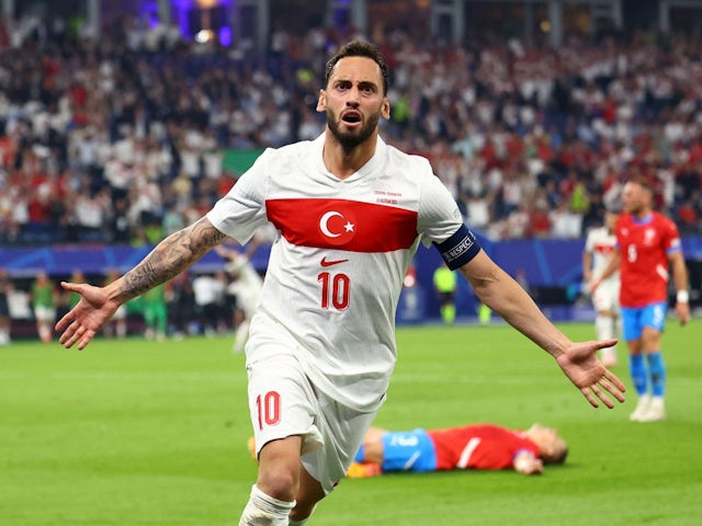 Hakan Calhanoglu dari Turki merayakan gol pertamanya pada 26 Juni 2024