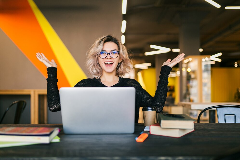 Một freelancer vui vẻ với công việc