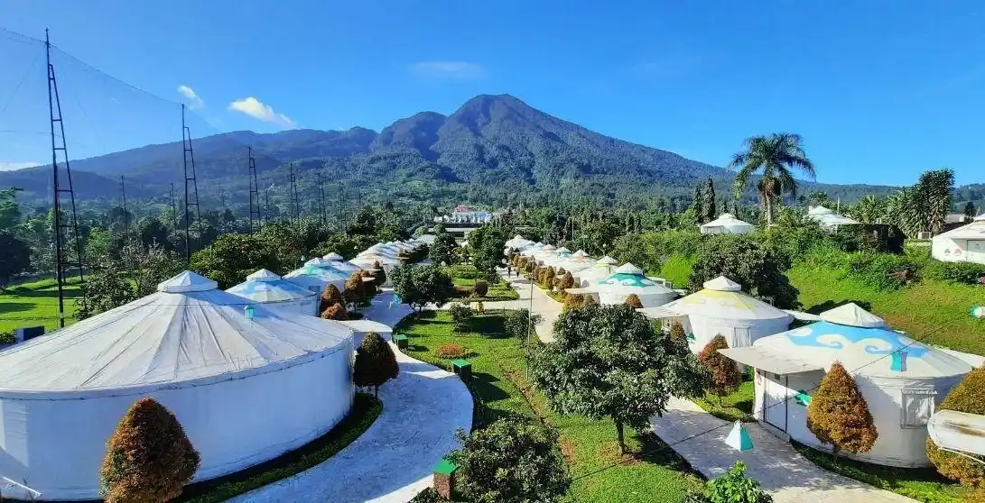 indahnya pemandangan alam di sekitar highland park reosrt berlatar belakanga gunung hijau yang menjulang tinggi