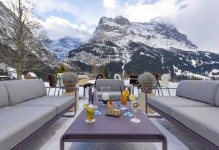 Terrasse mit Blick auf den Eiger im Sunstar Hotel Grindelwald