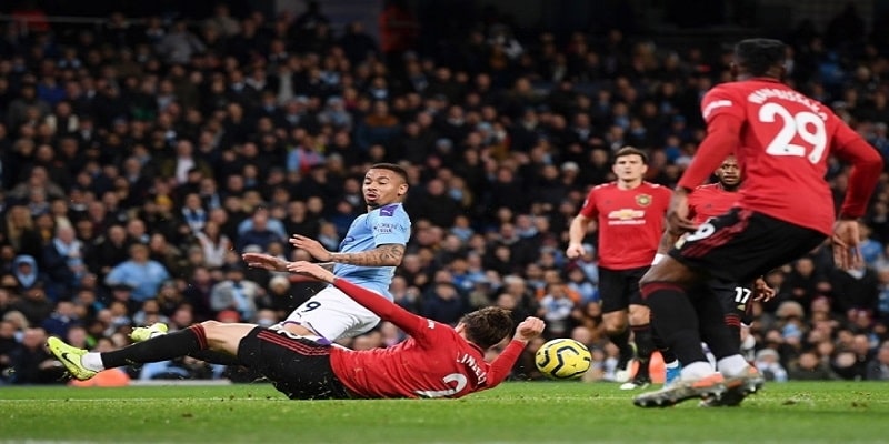 Phản ứng của fan hâm mộ bóng đá trước luật FIFA bóng chạm tay mới