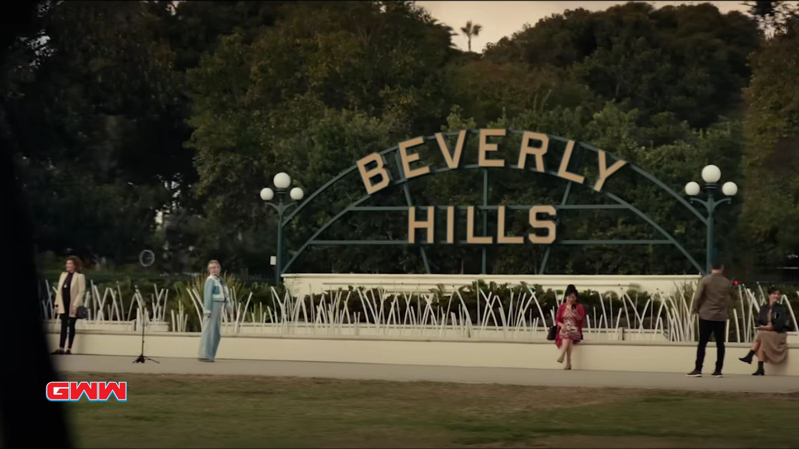 A park with an arc with "Beverly Bills" written,  Beverly Hills Cop 4