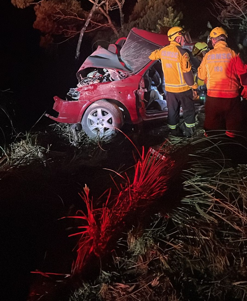 Carro Astra onde havia cinco pessoas envolvidas em batida frontal em Anitpolis, na Grande Florianpolis  Foto: PMRv/Divulgao