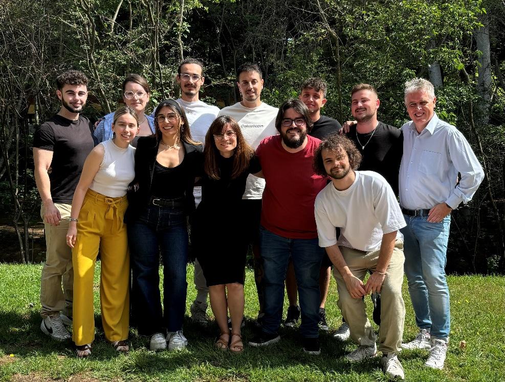 Grupo de personas posando para una foto en un parque

Descripción generada automáticamente