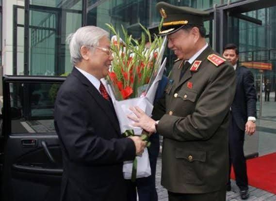 A person in a military uniform receiving flowers from a person

Description automatically generated