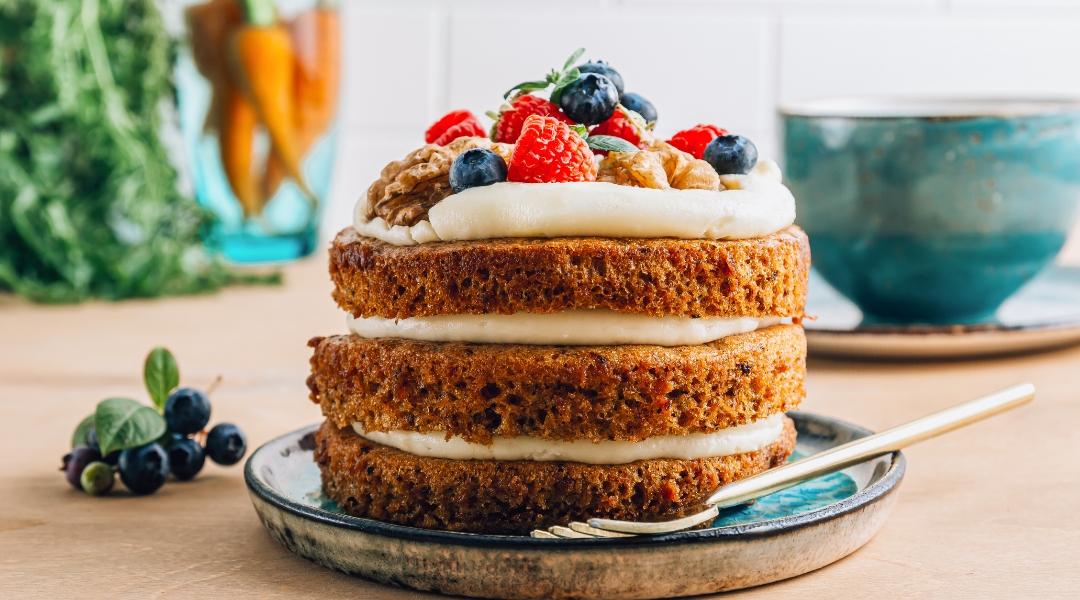 Gâteau à la vanille sur trois étages avec crémage blanc et petits fruits