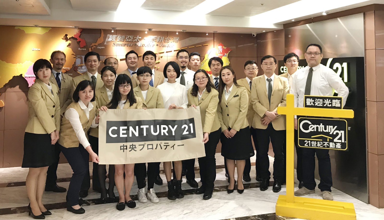 代表の松原を中心としたスタッフ一同、CENTURY21・ジャパン本部のリチャードM.ナッシュ氏と台湾のCENTURY21本部、台北市内の加盟店を訪れ、共有持分仲介業の連携を深めましたのイメージ