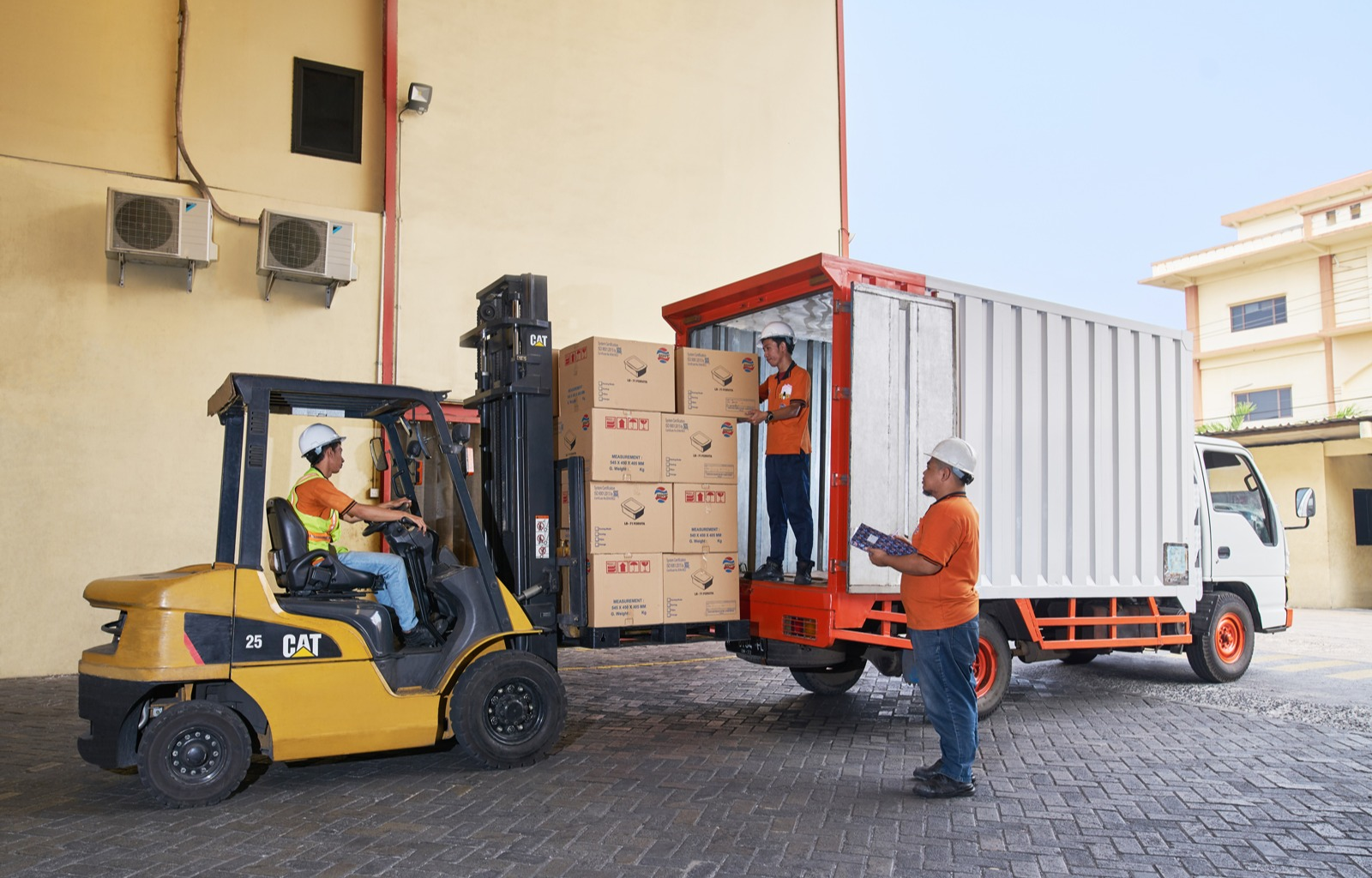 Nhân công bốc xếp, vận chuyển hàng hoá 