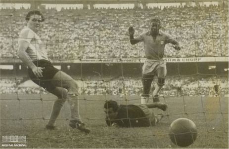 Pel, Fotografia de um dos gols marcados pelo Brasil na vitria sobre a Argentina em jogo vlido pela Copa Roca de 1957. Arquivo Nacional. Fundo Correio da Manh.