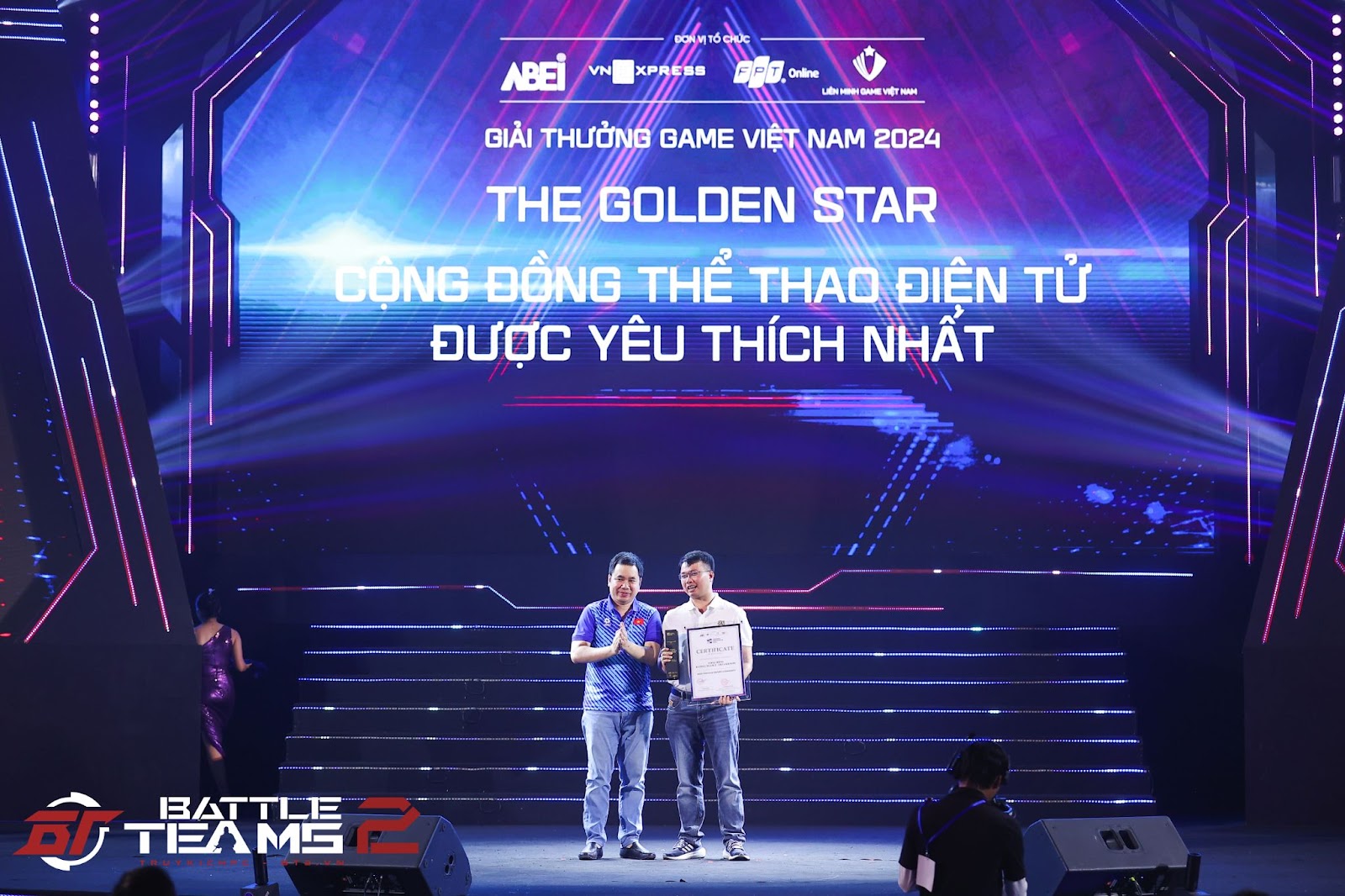 Ông Phạm Trung Sơn (phải) - Đại diện VTC Mobile lên nhận giải Cộng đồng Thể thao điện tử được yêu thích nhất cho Battle Teams 2 (Truy Kích PC)