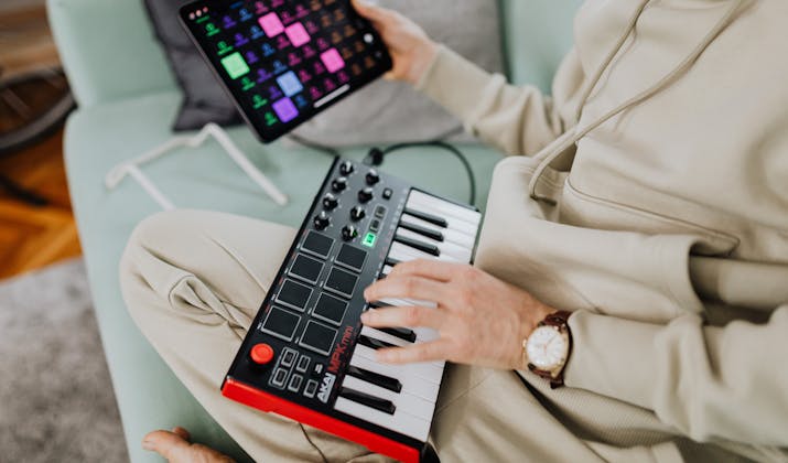 How to Connect a MIDI Keyboard to GarageBand on Your iPad? 1