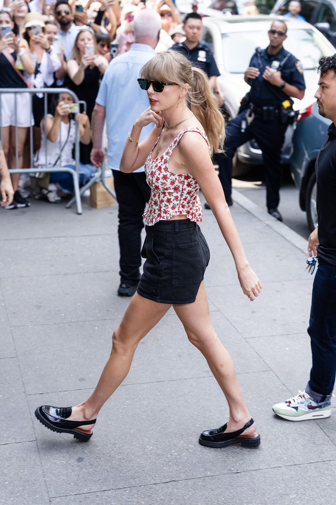 Taylor Swift scores points with youthful, simple yet stylish streetwear - Photo 4.