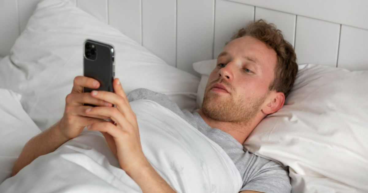 Tips mengatasi rasa malas bangun pagi: Menghindari Penggunaan Gadget Sebelum Tidur