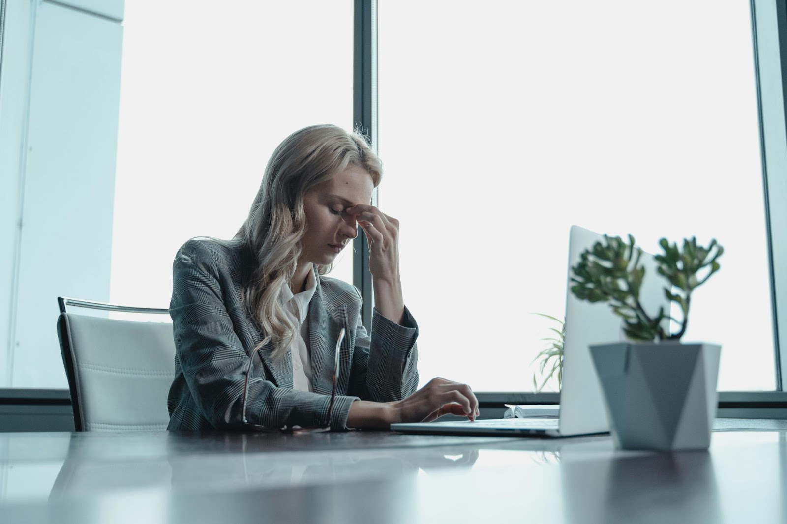 [ woman checking her computer worried to be victim of Fraud