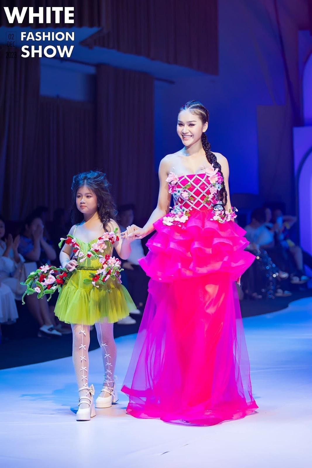 View - Mẫu nhí Minnie Cindy gây sốt khi trình diễn vedette tại White Fashion Show 2023