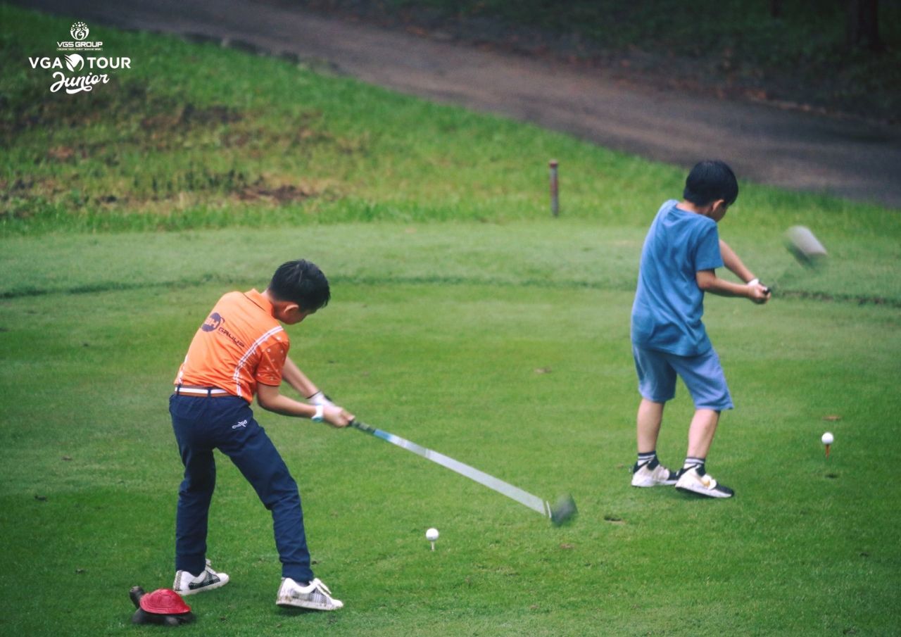 Khoảnh khắc đáng yêu của golfer nhí