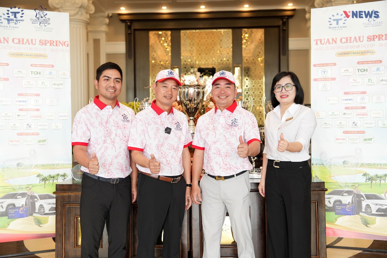 Ông Nguyễn Thanh Tùng - Phó GĐ Sở Văn Hóa Tỉnh Quảng Ninh & Ông Nguyễn Hữu Thuỷ - Phó CT Hội golf Việt Nam, CT Hội golf Quảng Ninh chúc mừng giải đấu