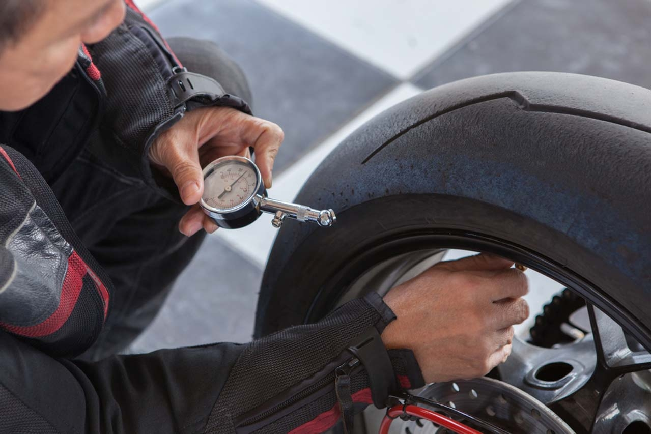 Измерение давления в шинах мотоцикла