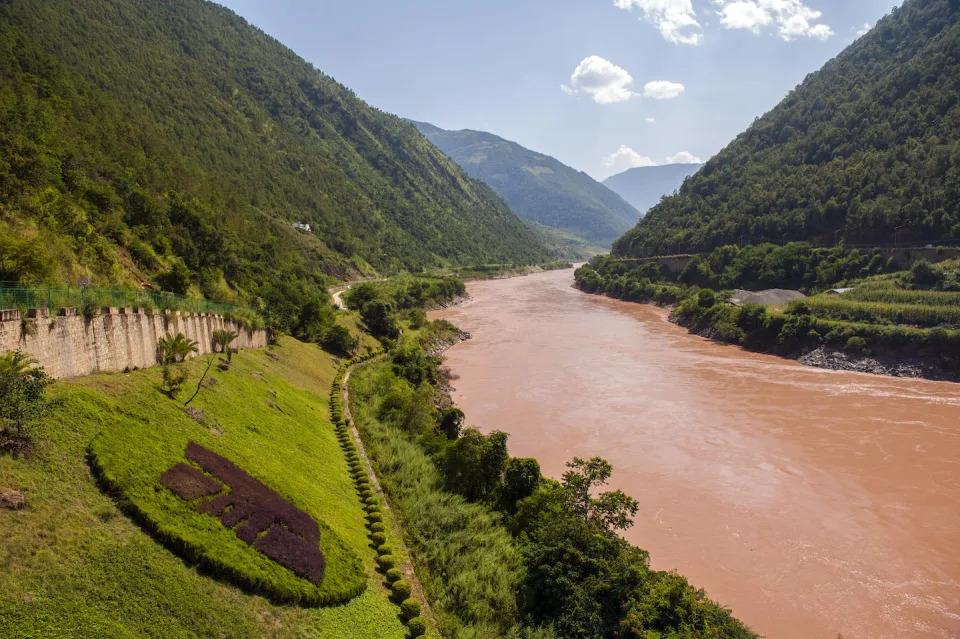 The Mekong River winds through six countries, across 2,700 miles (about 4,350 kilometers) from the mountains to the sea. <a href="https://www.gettyimages.com/detail/news-photo/downstream-from-the-controversial-gongguoqiao-dam-on-the-news-photo/479183194" rel="nofollow noopener" target="_blank" data-ylk="slk:Leisa Tyler/LightRocket via Getty Images;elm:context_link;itc:0" class="link ">Leisa Tyler/LightRocket via Getty Images</a>