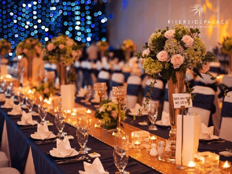 Số lượng và kích thước bàn là một trong các yếu tố ảnh hưởng đến giá trang trí tiệc cưới