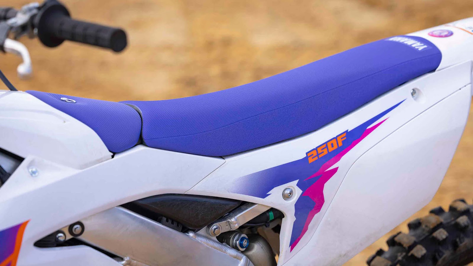 Narrower and flatter, the new YZ offers a more natural and aggressive riding position, complemented by an even more appealing aesthetic.