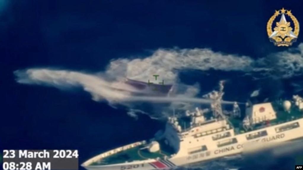 Hình ảnh do quân đội Philippines cung cấp cho thấy tàu hải cảnh Trung Quốc phun vòi rồng vào tàu tiếp tế của Philippine ra Bãi Cỏ Mây