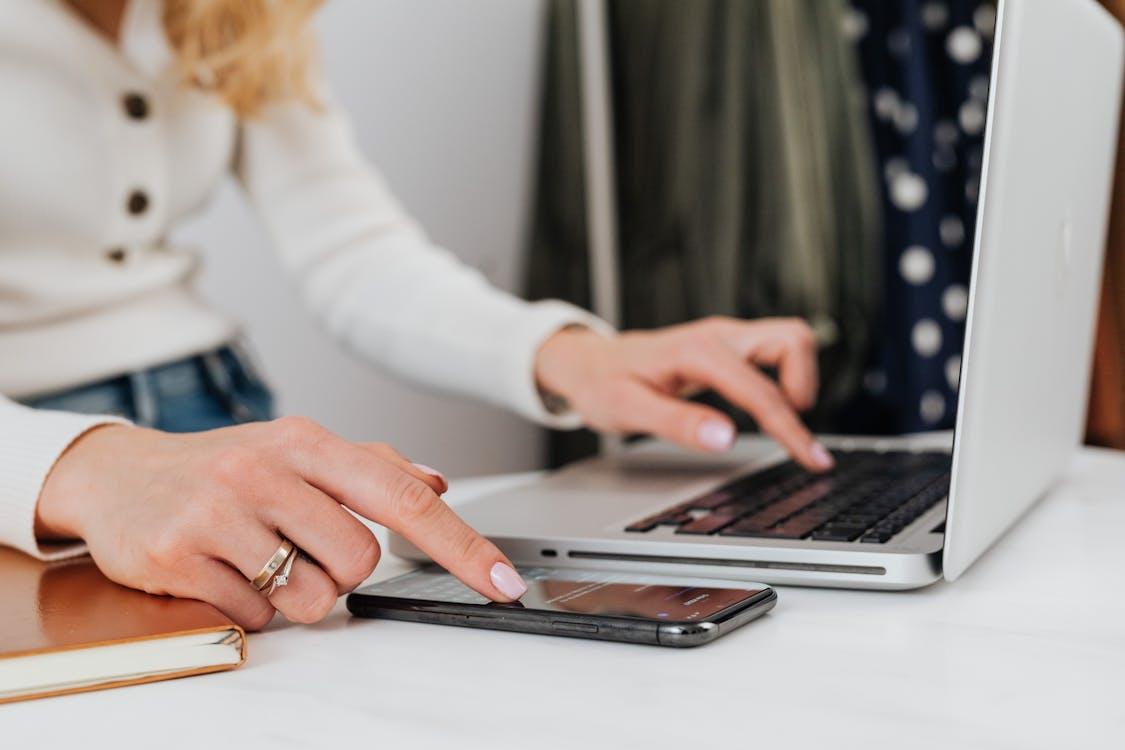 Free A Woman Holding a Smartphone Stock Photo