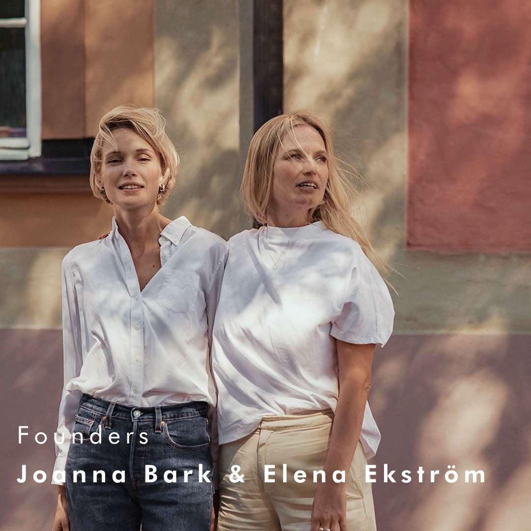 Joanna och Elena står utomhus bredvid varandra