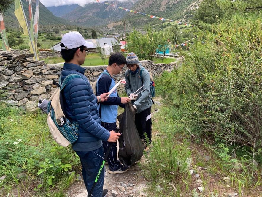The Taiwan Tech team's involvement in a mountain cleanup initiative.
